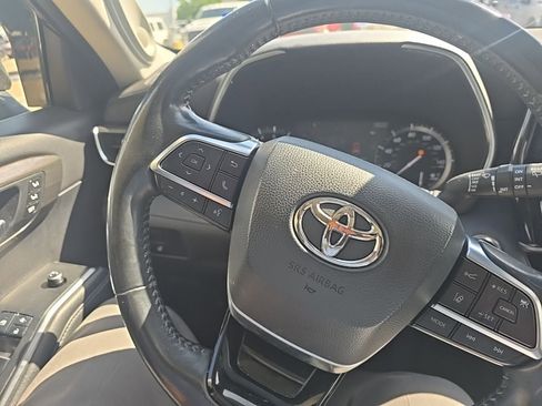 Used 2021 Toyota Highlander Limited FWD image 9