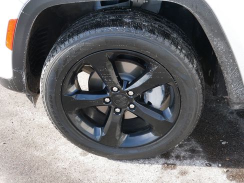 Used 2023 Jeep Grand Cherokee Limited w/ Black Appearance Package image 15