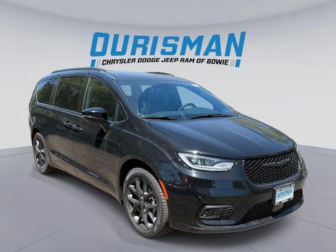 New 2026 Chrysler Pacifica Limited w/ Uconnect Theater Family Group FWD image 1