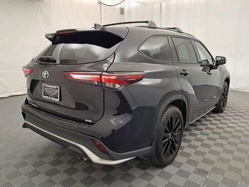 Used 2024 Toyota Highlander XSE image 3