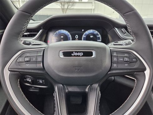 Used 2025 Jeep Grand Cherokee Altitude image 19