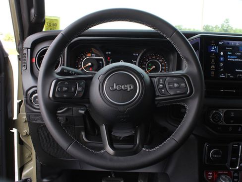 Used 2025 Jeep Wrangler Unlimited Rubicon AWD/4WD image 9