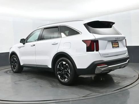 Used 2024 Kia Sorento S image 9