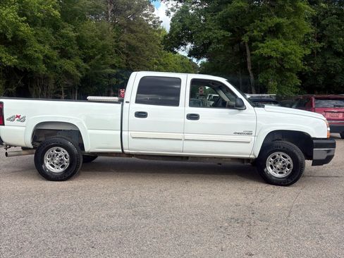 Used 2006 Chevrolet Silverado 2500 LT w/ Heavy-Duty Power Package AWD/4WD image 8