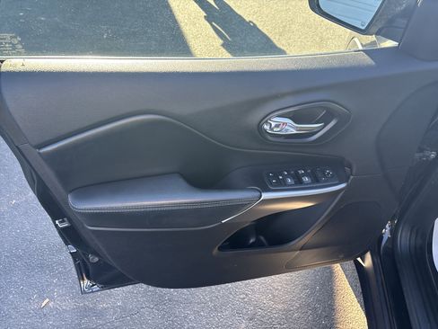 Used 2020 Jeep Cherokee Latitude Plus w/ Comfort/Convenience Group image 16