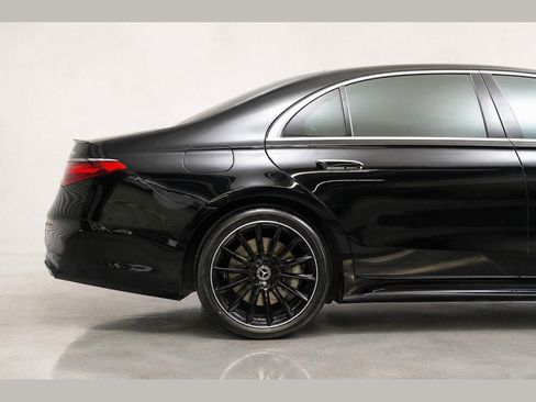 Used 2022 Mercedes-Benz S 500 4MATIC w/ AMG Line Package image 9