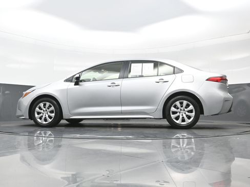 Used 2025 Toyota Corolla LE FWD image 27