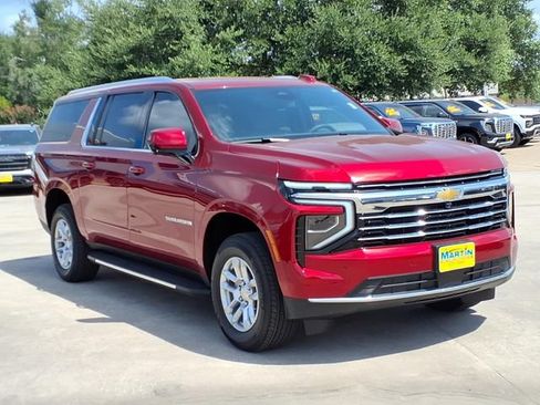 Used 2026 Chevrolet Suburban LT RWD image 3