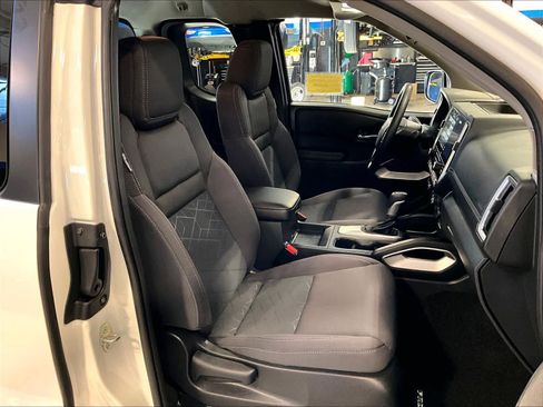 Used 2025 Nissan Frontier SV image 11