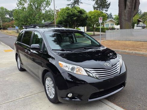 Used 2017 Toyota Sienna XLE w/ XLE Navigation Package image 3