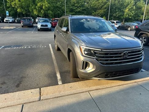 Used 2025 Volkswagen Atlas SE FWD image 3