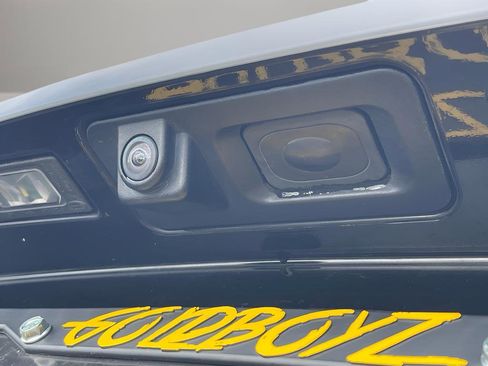 Used 2018 Jaguar F-PACE Premium image 18