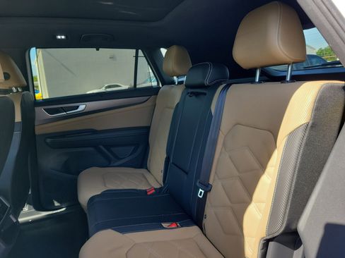 Used 2024 Volkswagen Atlas Cross Sport SE w/ Panoramic Sunroof Package FWD image 10