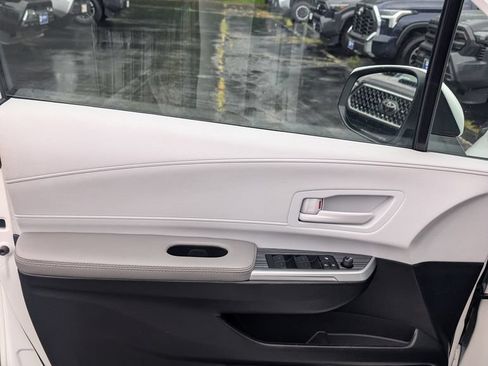 Used 2025 Toyota Sienna LE FWD image 12