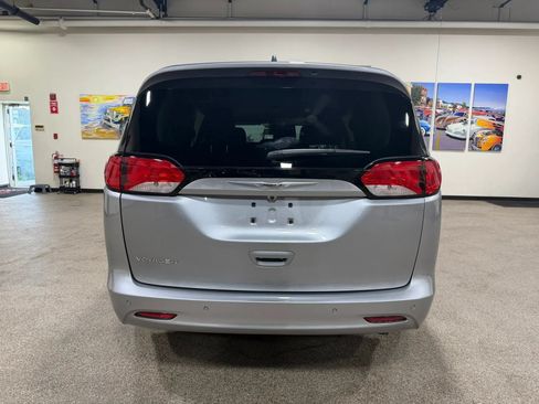 Used 2021 Chrysler Voyager L FWD image 10
