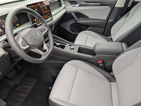 New 2026 Volkswagen Tiguan SE image 6