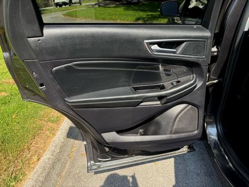 Used 2020 Ford Edge Titanium FWD image 32