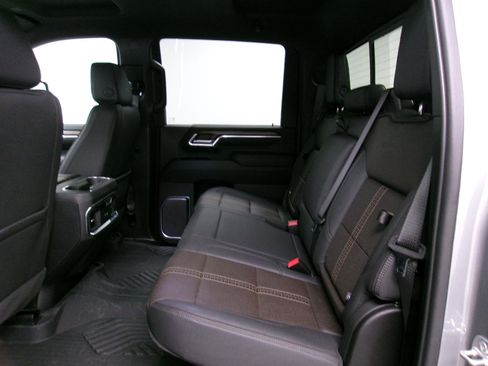 Used 2025 Chevrolet Silverado 2500 High Country w/ Technology Package image 9