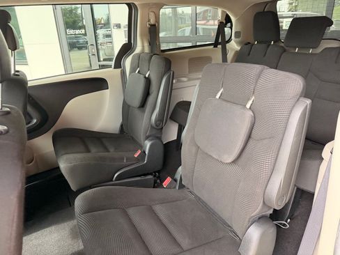 Used 2020 Dodge Grand Caravan SE w/ UConnect Hands-Free Group FWD image 12