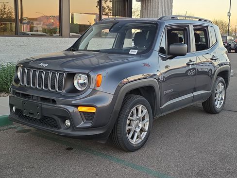 Used 2022 Jeep Renegade Latitude image 3