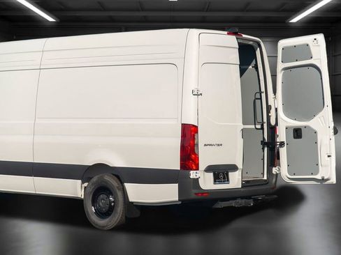 Used 2024 Mercedes-Benz Sprinter 2500 image 18