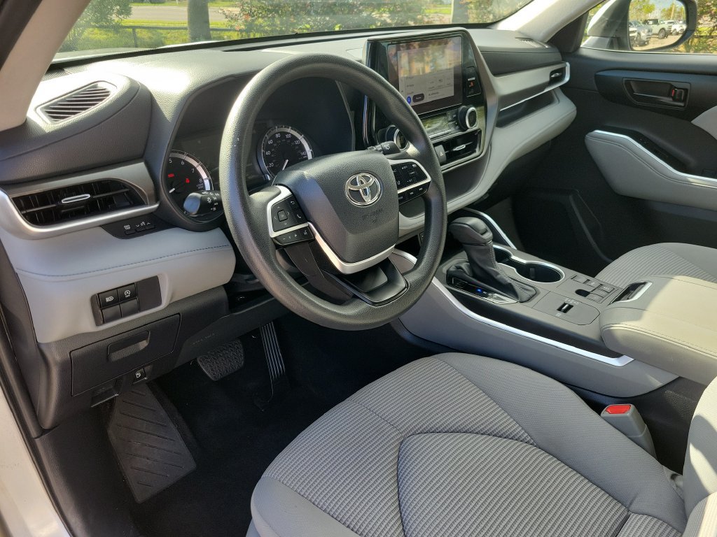 Used 2023 Toyota Highlander L FWD image 14