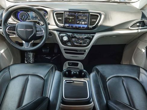 Certified 2023 Chrysler Pacifica Touring-L FWD image 11