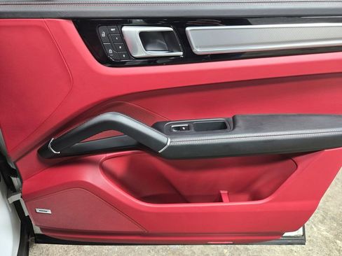 Used 2022 Porsche Cayenne Platinum Edition image 47