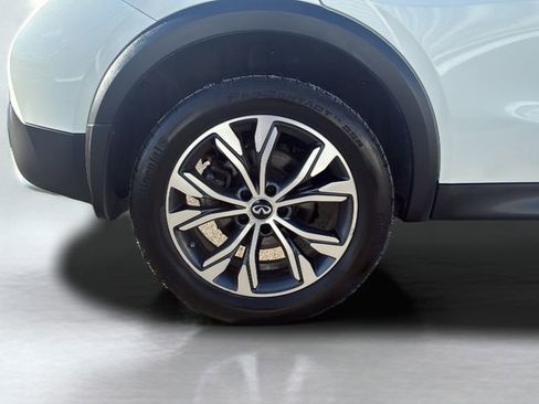 Used 2018 INFINITI QX30 ESSENTIAL w/ Cargo Package image 22