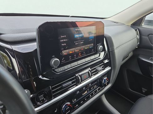 Used 2025 Nissan Pathfinder SV AWD/4WD image 17