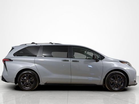 Used 2025 Toyota Sienna XSE w/ XSE Plus Package AWD/4WD image 6