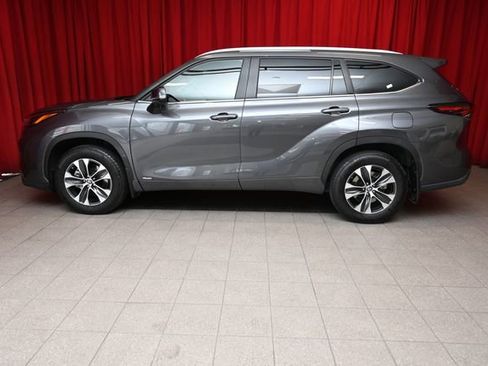 Certified 2025 Toyota Highlander XLE image 6