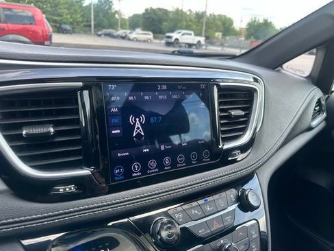 Used 2018 Chrysler Pacifica Limited w/ Advanced Safetytec Group FWD image 30