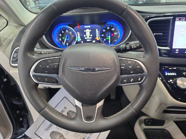 Used 2024 Chrysler Pacifica Touring-L FWD image 19