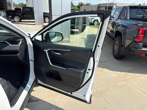 Used 2023 Toyota RAV4 XLE AWD/4WD image 34