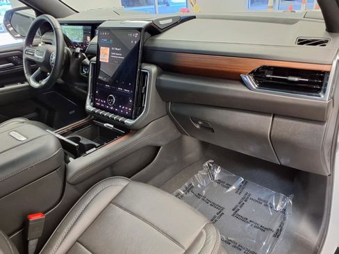 Used 2025 GMC Yukon XL Denali AWD/4WD image 9