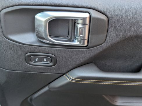 Used 2025 Jeep Wrangler Sahara image 21