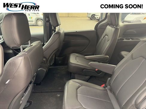 Used 2026 Chrysler Pacifica Select image 6