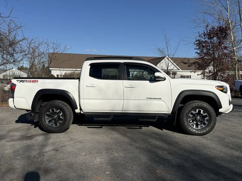 Used 2023 Toyota Tacoma TRD Off-Road w/ Technology Package image 9