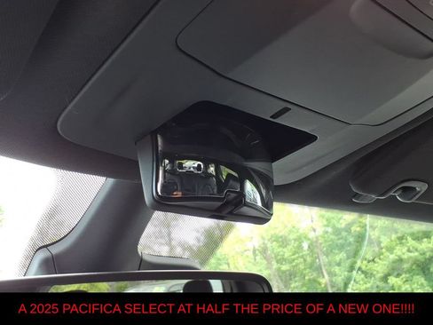 Used 2025 Chrysler Pacifica Select FWD image 24