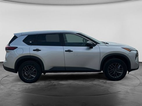 Used 2024 Nissan Rogue S FWD image 11