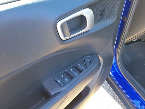 Used 2025 Hyundai Venue SE image 11