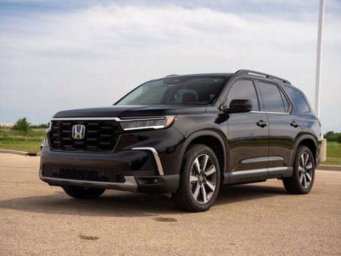 Used 2025 Honda Pilot Touring image 3