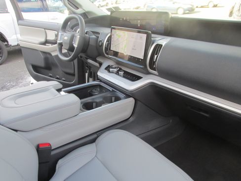 New 2025 Ford Expedition Active image 28