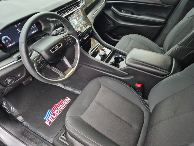 Used 2024 Jeep Grand Cherokee Laredo w/ Luxury Tech Group I AWD/4WD image 12