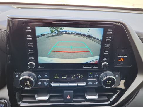 Used 2022 Toyota Highlander XLE image 23