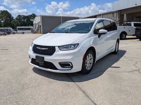 Used 2023 Chrysler Pacifica Touring-L FWD image 8