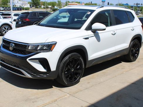 Certified 2023 Volkswagen Taos SE w/ Panoramic Sunroof Package AWD/4WD image 3