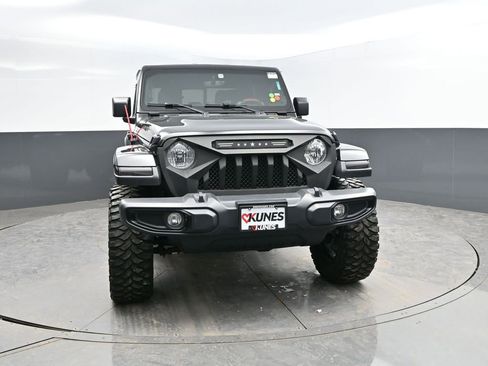 Used 2021 Jeep Gladiator Willys image 4