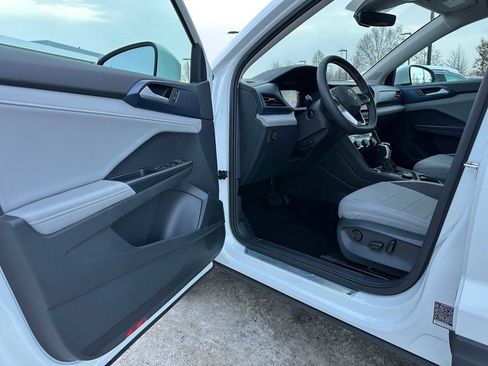 Used 2024 Volkswagen Taos SE image 19